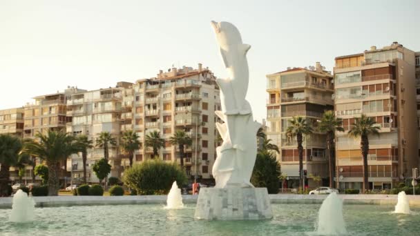 ИЗМИР КАРСИЯКА, июль 2015 г.; Статуя дельфинов на побережье Карсияки (крупным планом) ) — стоковое видео