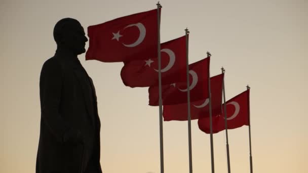 Ataturk statyn och turkiska flaggor vajande på Izmir — Stockvideo