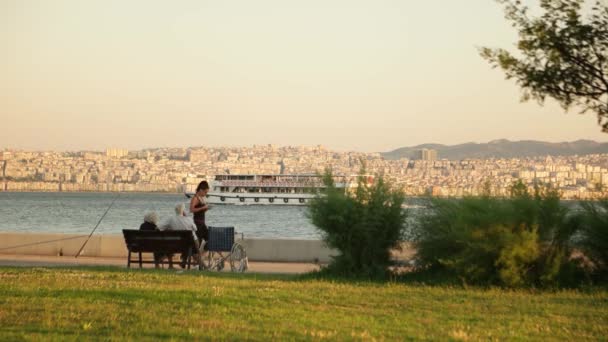 Izmir - Karsiyaka, juli 2015: Se från land och färja går till station. — Stockvideo