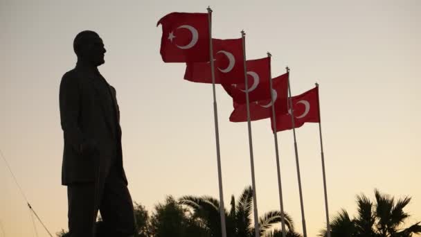 Estatua de Ataturk y banderas turcas ondeando en Izmir — Vídeo de stock