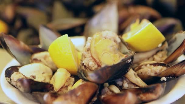 Limon ile doldurulmuş midye — Stok video