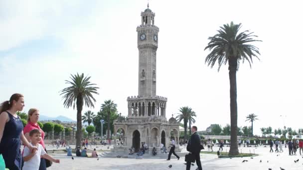 Izmir, Turkiet - juni 2015: Izmirs klocktorn och trångt personer besöker city center square — Stockvideo