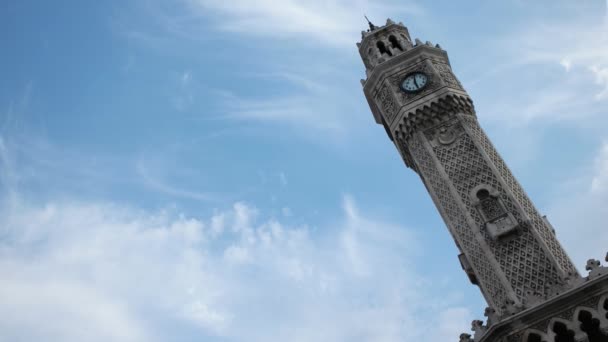 Tour de l'horloge d'Izmir laps de temps de 5 angles différents avec un beau ciel bleu et des nuages — Video