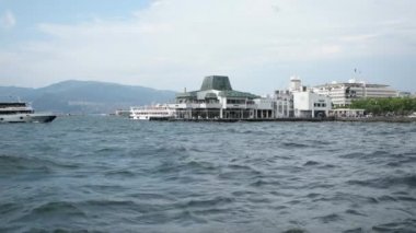 Izmir - Temmuz 2015: Feribot istasyonu Konak, feribot girecek