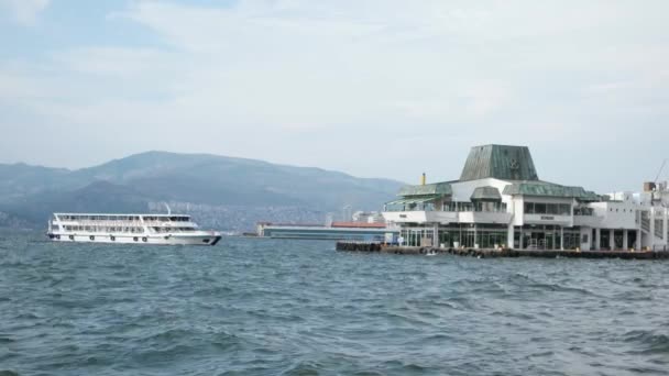 Izmir - juli, 2015: Ferry's gonna veerboot station van Konak — Stockvideo