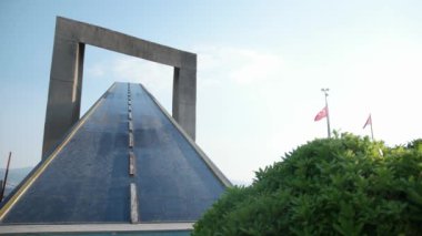 Izmir Karşıyaka yol heykeli