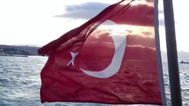 Türk bayrağı feribotla sallayarak. Izmir-Türkiye