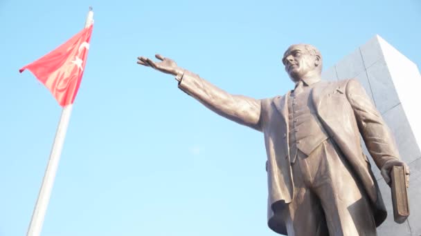 Estatua de Ataturk y bandera turca — Vídeo de stock