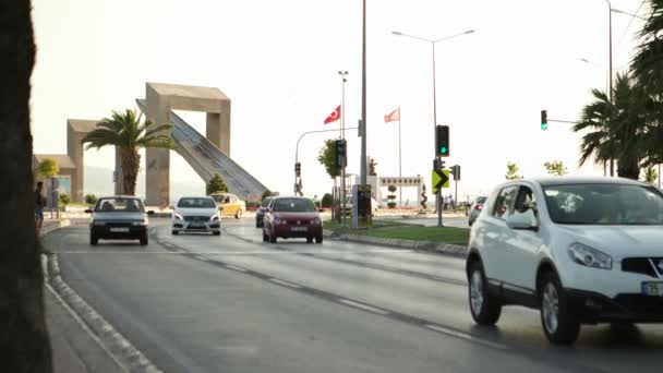 Izmir - Karsiyaka, červenec 2015: Sochy a provoz na odpoledne — Stock video