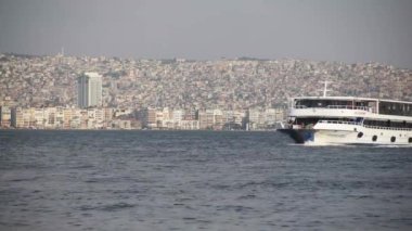 Izmir - 20 Haziran 2015: Feribot için merkezi Karşıyaka Izmir Konak gelen yolcu taşıma.