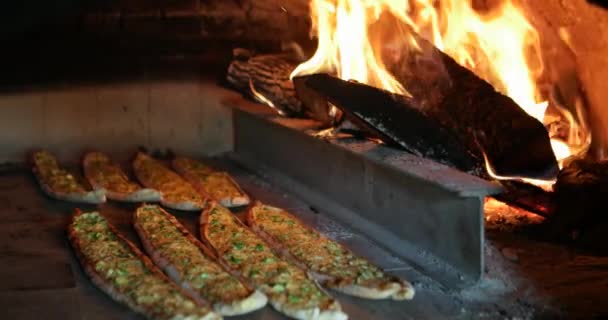 Török Pizza Pide fa tűz a kemencében — Stock videók