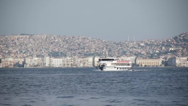 Izmir - 20 juni 2015: Ferry is het vervoer van passagiers uit Izmir Konak te midden van Gaziantep Bld Spor. — Stockvideo