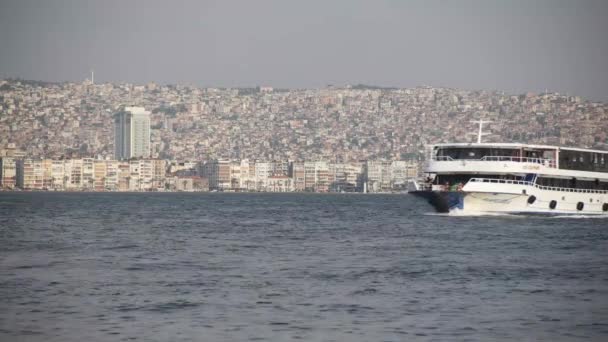 Izmir - 20 juni 2015: Ferry is het vervoer van passagiers uit Izmir Konak te midden van Gaziantep Bld Spor. — Stockvideo