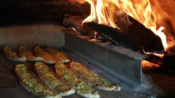 Török Pizza Pide fa tűz a kemencében — Stock videók