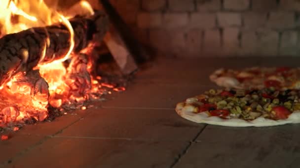 Pizza in houten oven — Stockvideo
