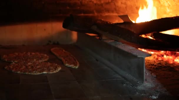 Turkse Pizza Lahmacun in houten oven — Stockvideo