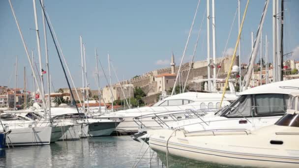 Izmir Cesme-juni, 2015: Marina med yachter på turistiska county, center i Cesme — Stockvideo