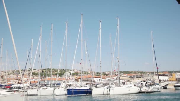 Ізмір Чешме-червні 2015: Марина з яхт на туристичний центр повіту, Чешме — стокове відео