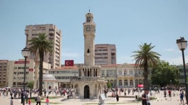 Izmir, Türkiye - Haziran 2015: Izmir Saat Kulesi ve kalabalık halk ziyaret şehir merkezi Meydanı