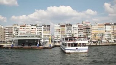 Izmir - Haziran, 2015: Alsancak vapur istasyonunda feribot bekleyen yolcular gir.