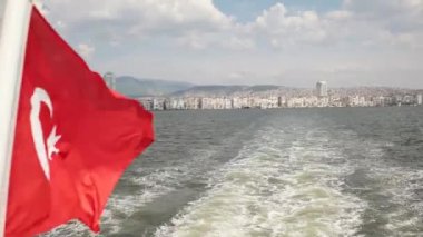 Türk bayrağı feribotla sallayarak. Izmir-Türkiye