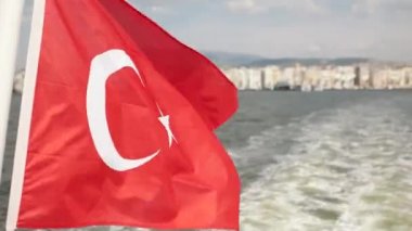 Türk bayrağı feribotla sallayarak. Izmir-Türkiye