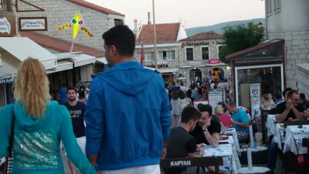 Izmir - 20 juni 2015: Människor på gågatan i Alacati Cesme — Stockvideo