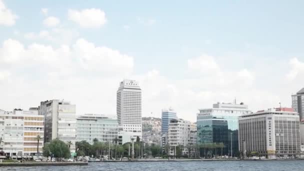 Izmir - juni, 2015: Izmir centrum van ferry — Stockvideo