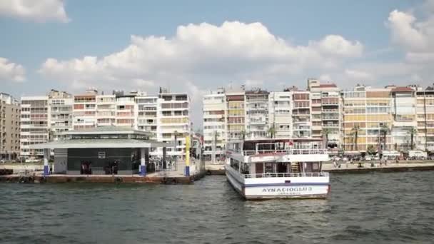 Izmir - červen 2015: Cestující čeká na nastup na trajekt v přístaviště trajektů Alsancak. — Stock video