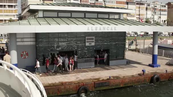 Σμύρνη - Ιουνίου 2015: Επιβάτες περπάτημα για να εισέλθετε στο πλοίο στο Alsancak σταθμός φέρι. — Αρχείο Βίντεο