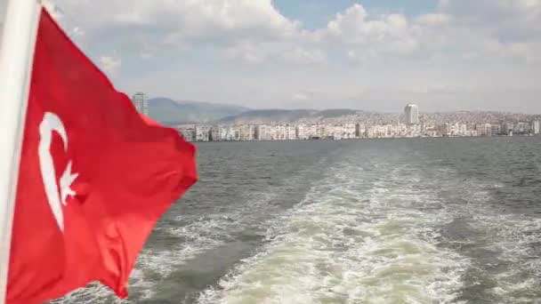 土耳其的国旗飘扬在渡轮上。伊兹密尔-土耳其 — 图库视频影像