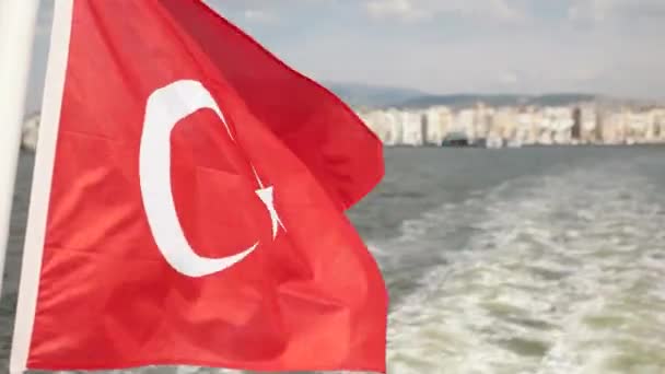 Bandiera turca sventola sul traghetto. Smirne-Turchia — Video Stock