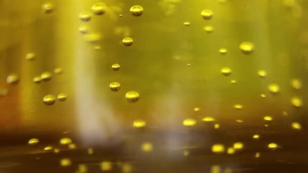 Huile d'olive en bouteille (macro objectif )