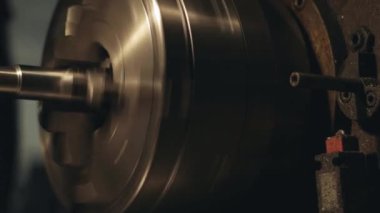 CNC Değirmen Makinesi Fabrikada Metal Ayrıntısı Üretiyor