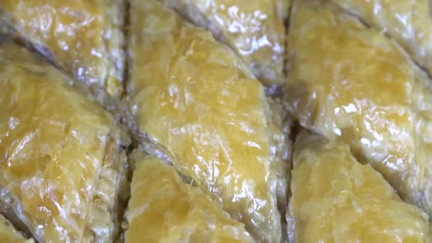 Turkse ramadan dessert Baklava met pistache — Stockvideo