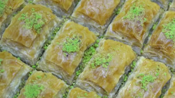 Турецкий рамаданский десерт Баклава с фисташками — стоковое видео