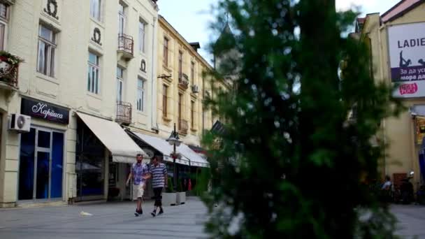 BITOLA, MACEDONIA - JULIO, 2015: Gente caminando por la calle principal de Bitola. Bitola es la segunda mayor ciudad de la República de Macedonia — Vídeo de stock