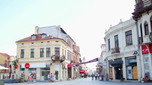 BITOLA, MACEDONIA - JULIO, 2015: Entrada de la calle principal de Bitola. Bitola es la segunda mayor ciudad de la República de Macedonia . — Vídeos de Stock