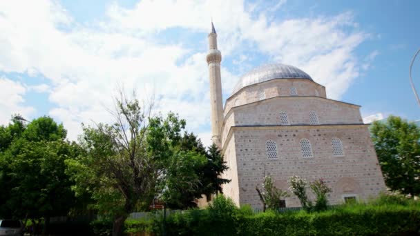 BITOLA, MACEDONIA - JULIO, 2015: Mezquita en el centro de Bitola. Bitola es la segunda mayor ciudad de la República de Macedonia . — Vídeos de Stock