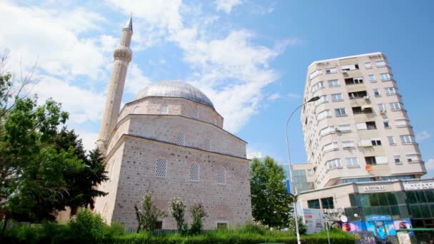 BITOLA, MACEDONIA - LUGLIO 2015: Moschea nel centro di Bitola. Bitola è la seconda città più grande della Repubblica di Macedonia . — Video Stock