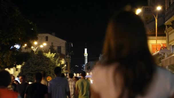 Bitola, Македонія - липень, 2015: Людей, що йдуть на головній вулиці Bitola вночі. Bitola є другого за величиною містом в Республіці Македонія. — стокове відео