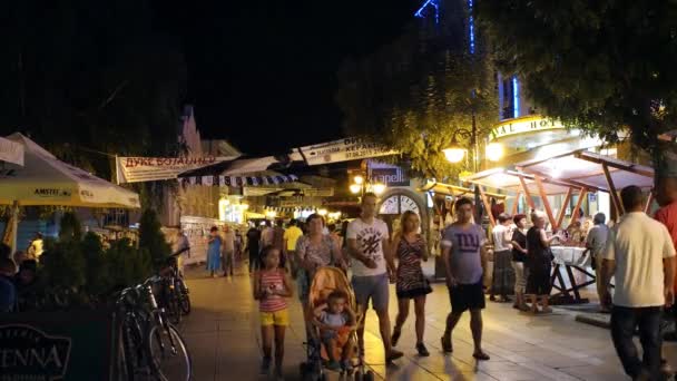 Bitola, Makedonie - červenec, 2015: Lidí, kteří jdou na hlavní ulici města Bitola v noci. Bitola je druhé největší město republiky Makedonie. — Stock video
