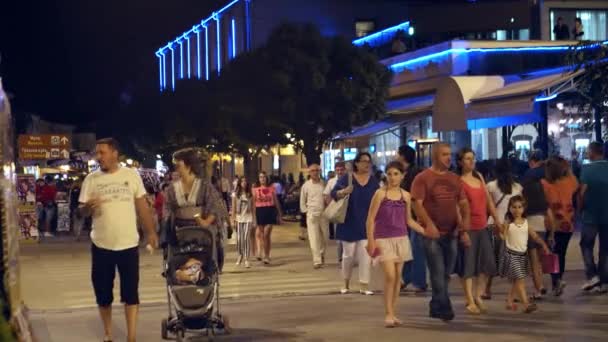 BITOLA, MACEDONIA - JULIO, 2015: Gente caminando por la calle principal de Bitola por la noche. Bitola es la segunda mayor ciudad de la República de Macedonia . — Vídeos de Stock