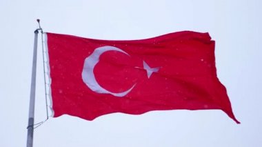 Türk bayrağı sallayarak ve Karlar Izmir Türkiye'de