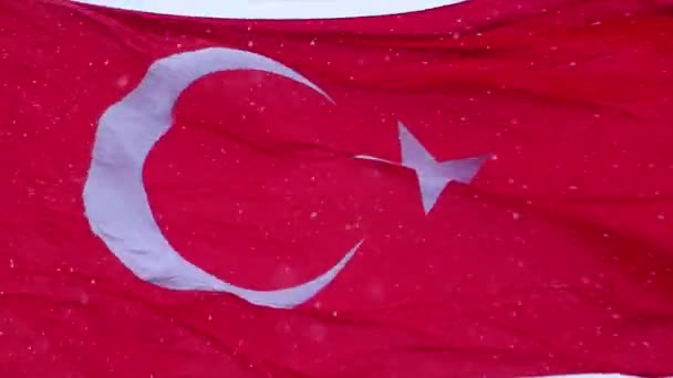 Турецкий флаг размахивает и идет снег в Измире Турция — стоковое видео