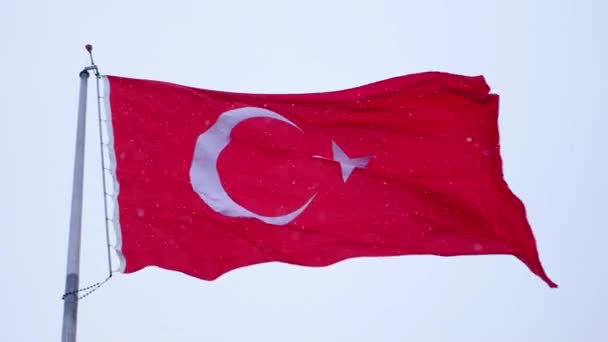 Drapeau turc agitant et il neige à Izmir Turquie — Video