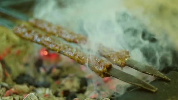 Barbacoa a la plancha shish kebab cámara lenta — Vídeos de Stock