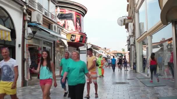 OHRID, MACEDONIA, LUGLIO 2015: La gente cammina attraverso il viale principale dello shopping nel centro storico della città unesco macedone Ohrid . — Video Stock
