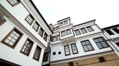 Makedonya (pan çekim geleneksel Ohri evlerde)