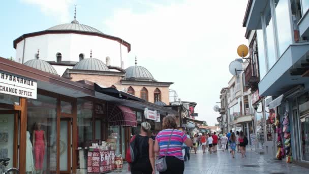 Ochrid, Makedonie, červenec-2015: lidé procházejí hlavním nákupním bulváru v historickém centru makedonského města UNESCO Ochrrid.. — Stock video